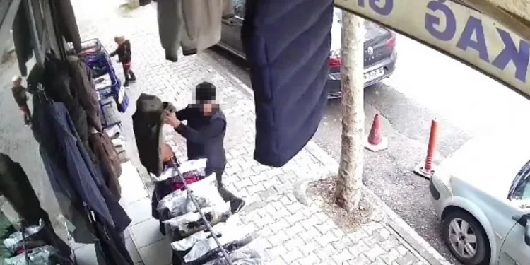 Deniyormuş gibi yaptığı yelekleri çaldı