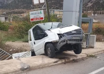 Köprüye asılı kalan kamyonet Yeşilırmak nehrine uçmaktan kurtuldu