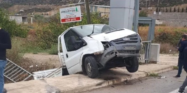 Köprüye asılı kalan kamyonet Yeşilırmak nehrine uçmaktan kurtuldu