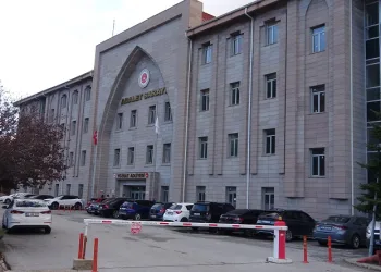 Boşanma aşamasındaki karısını öldüren sanığın yargılanması başladı