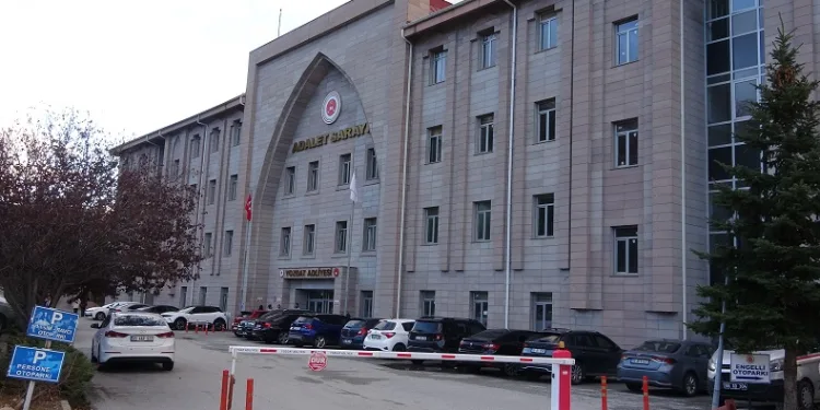 Boşanma aşamasındaki karısını öldüren sanığın yargılanması başladı