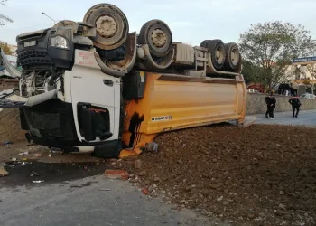 Hafriyat kamyonu bariyerleri aşıp yola devrildi