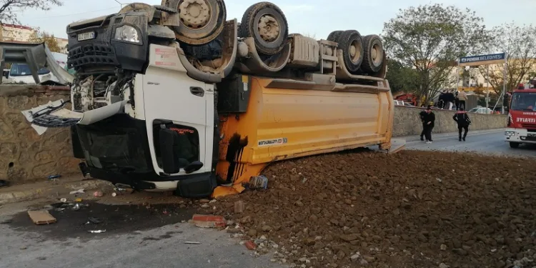 Hafriyat kamyonu bariyerleri aşıp yola devrildi