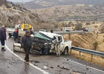 Sivas’ta pikap ile tır çarpıştı: 1’i ağır 2 yaralı
