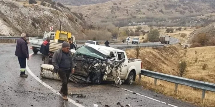 Sivas’ta pikap ile tır çarpıştı: 1’i ağır 2 yaralı