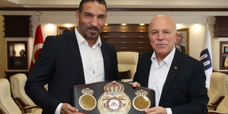 Başkan Mehmet Sekmen şampiyon boksör Fırat Arslan’ı ağırladı