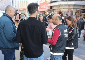 Polis ekiplerinden vatandaşa uyuşturucu bilgilendirmesi