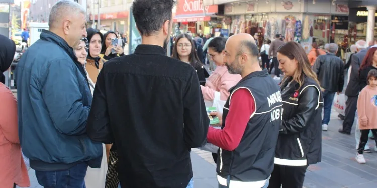Polis ekiplerinden vatandaşa uyuşturucu bilgilendirmesi