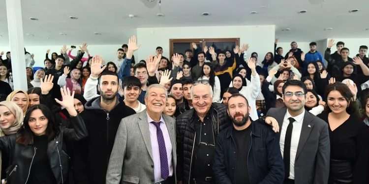 Esenyurt’ta üniversiteye hazırlanan gençlere seminer verildi