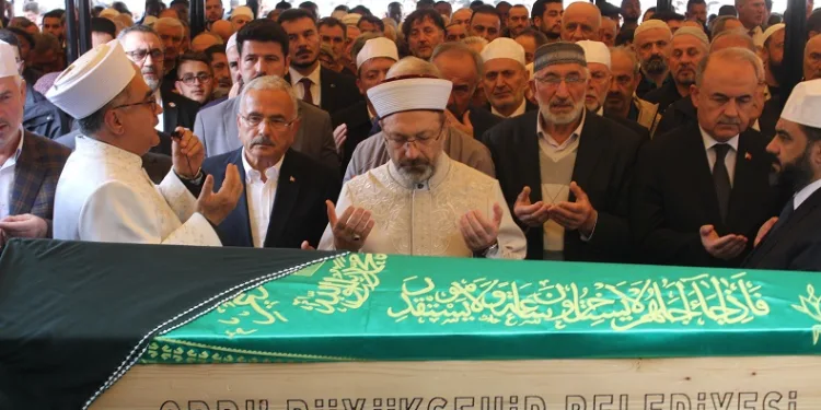 Diyanet İşleri Başkanı Ali Erbaş’ın annesi son yolculuğuna uğurlandı