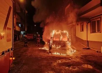 Park halindeki minibüs alev topuna döndü