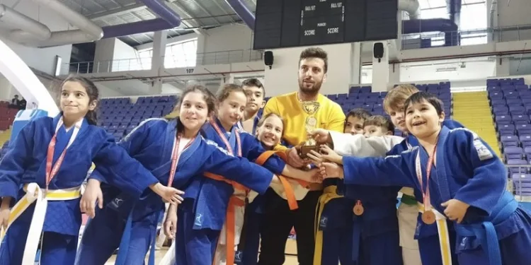 Eskişehirli minik judocular madalyaları topladı