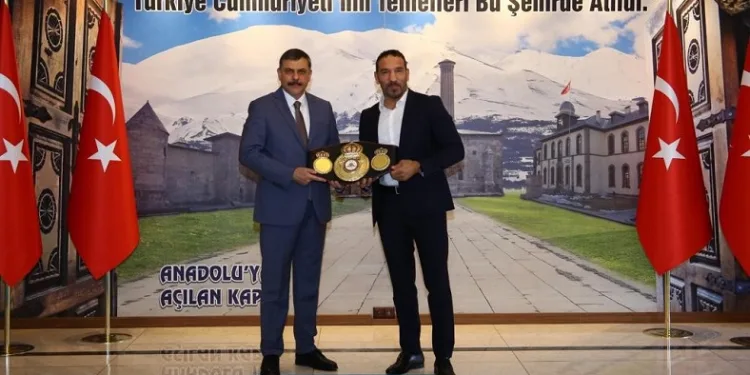 Vali Mustafa Çiftçi şampiyonu kabul etti