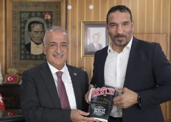 Şampiyon boksörden Rektör Ömer Çomaklı’ya teşekkür ziyareti