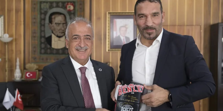 Şampiyon boksörden Rektör Ömer Çomaklı’ya teşekkür ziyareti