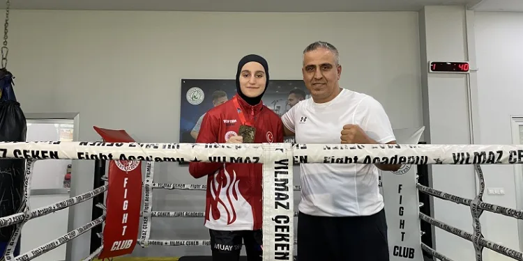 Milli antrenör amcasının ısrarıyla spora başladı, 16 yaşında dünya şampiyonu oldu