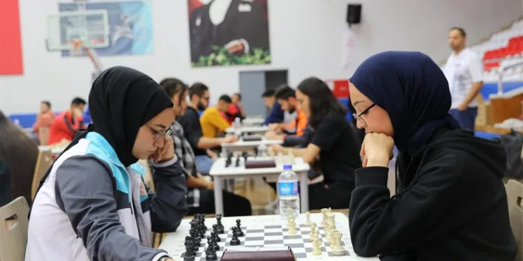 Öğrenciler satranç turnuvasında stratejilerini sergiledi