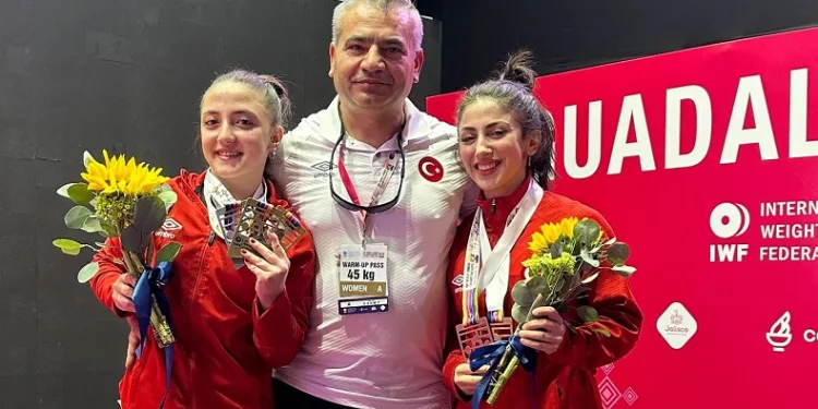 Denizlili antrenörün halterci kızları Meksika’da altın madalya kazandı