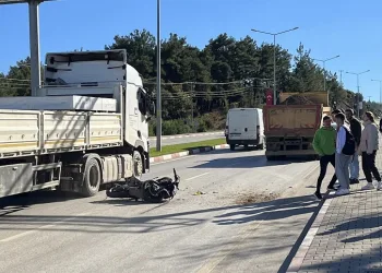 Kamyona arkadan çarpan motosiklet sürücüsü ağır yaralandı