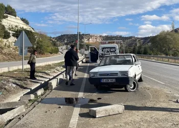 Burdur’da kontrolden çıkan otomobil bariyere vurdu