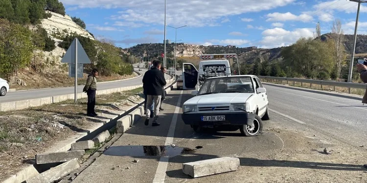 Burdur’da kontrolden çıkan otomobil bariyere vurdu