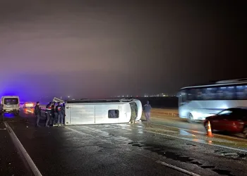 Diyarbakır’da yolcu minibüsü devrildi: 14 yaralı