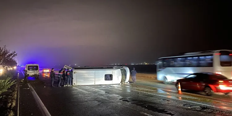 Diyarbakır’da yolcu minibüsü devrildi: 14 yaralı