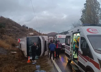 Amasya’da yolcu otobüsü devrildi: 27 yaralı