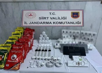 Siirt’te bir araçta gümrük kaçağı malzemeler ele geçirildi