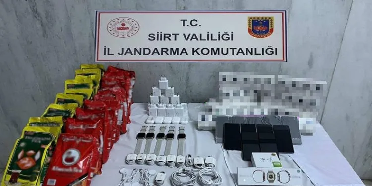 Siirt’te bir araçta gümrük kaçağı malzemeler ele geçirildi
