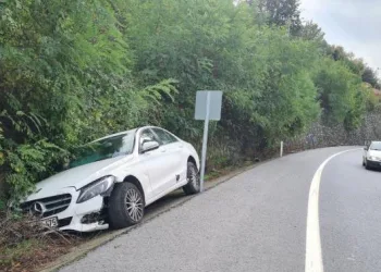 Kaza yapan otomobil terk edilmiş halde bulundu