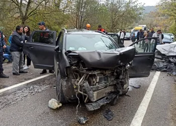 İki otomobil kafa kafaya çarpıştı
