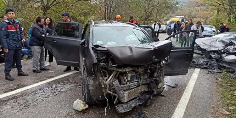 İki otomobil kafa kafaya çarpıştı