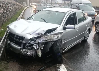 Yağış sebebiyle otomobil bariyerlere çarptı