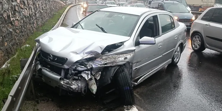 Yağış sebebiyle otomobil bariyerlere çarptı