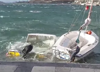 Foça’da fırtına balıkçı teknelerini batırdı