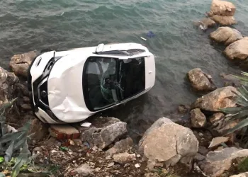 Direksiyon hakimiyeti kaybolan otomobil denize uçtu