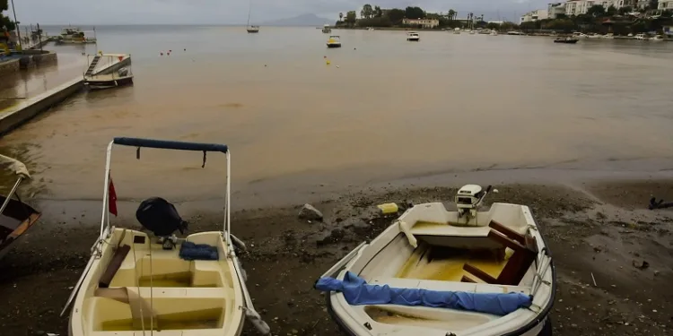 Datça’da deniz 15 dakikada çamurla kaplandı