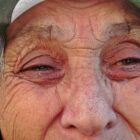 Yaşlı kadının gözyaşları vicdanları sızlattı