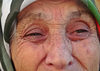 Yaşlı kadının gözyaşları vicdanları sızlattı