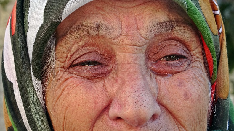 Yaşlı kadının gözyaşları vicdanları sızlattı
