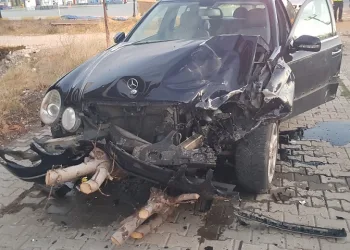 İki otomobil çarpıştı: 3 yaralı