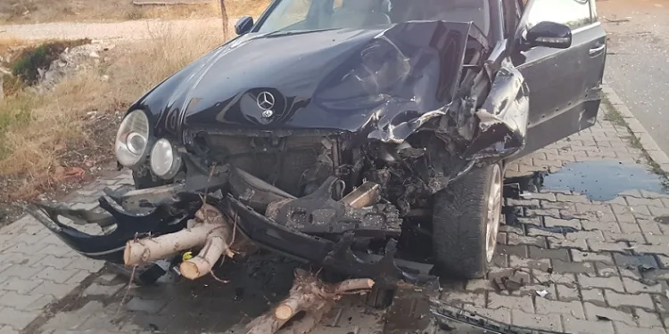 İki otomobil çarpıştı: 3 yaralı
