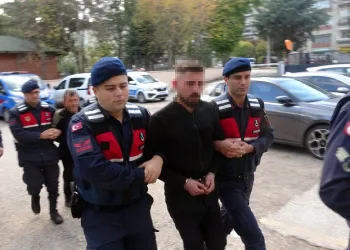 Cinayet zanlısı ve babası hakim karşısında