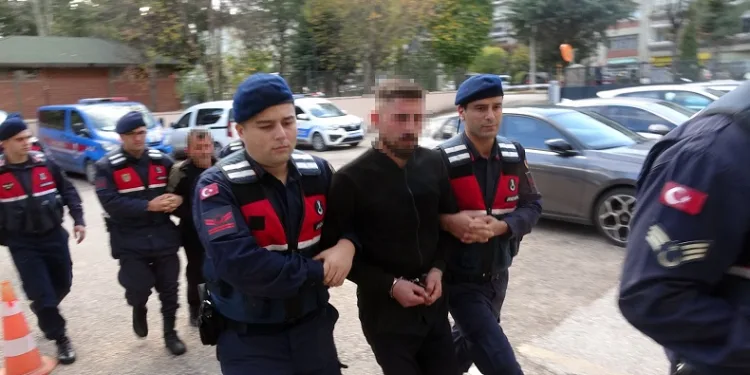 Cinayet zanlısı ve babası hakim karşısında