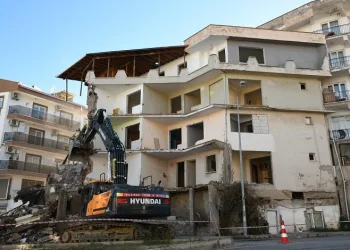 Kuşadası’nda hasarlı ve dayanıksız yapılar yıkılıyor