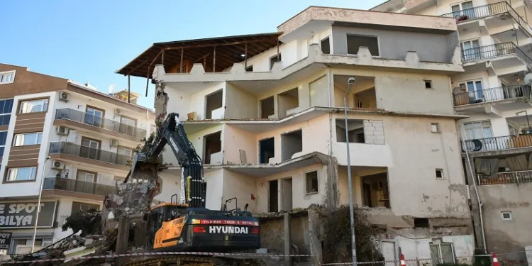 Kuşadası’nda hasarlı ve dayanıksız yapılar yıkılıyor