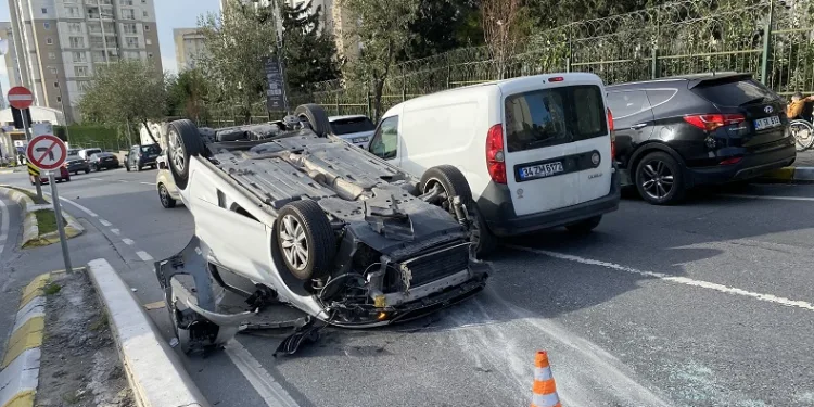 Kontrolden otomobil araç  takla attı