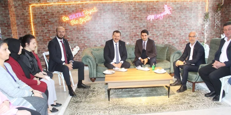 Başkan Yücel Yılmaz Manyas’ta Kadın Kooperatifini ziyaret etti