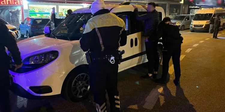 Bursa polisi ruhsatsız silah, fişek ve uyuşturucu ele geçirdi